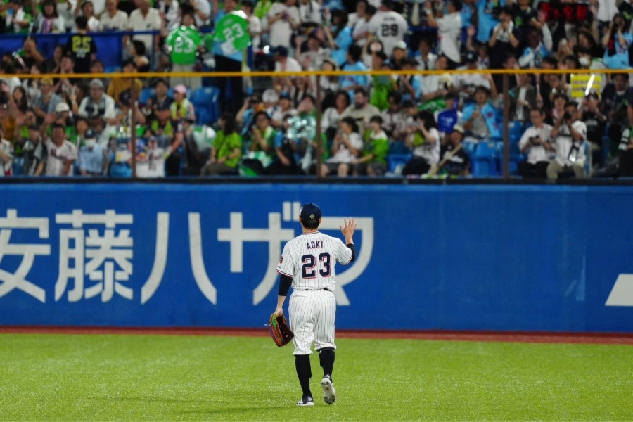 ヤクルトファンに挨拶する現役時代の青木宣親氏【写真：小林靖】