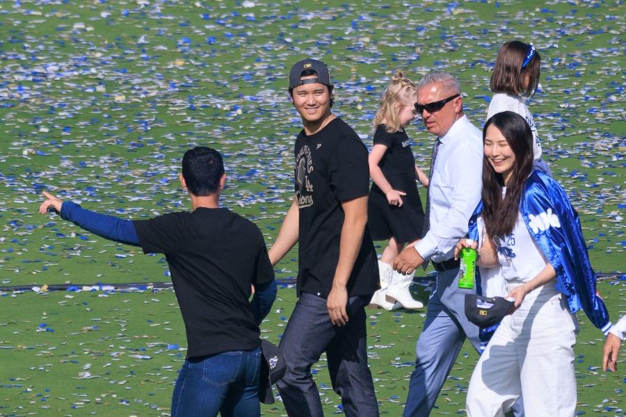 お～いお茶を手にパレードに参加する真美子夫人（右）【写真：アフロ】