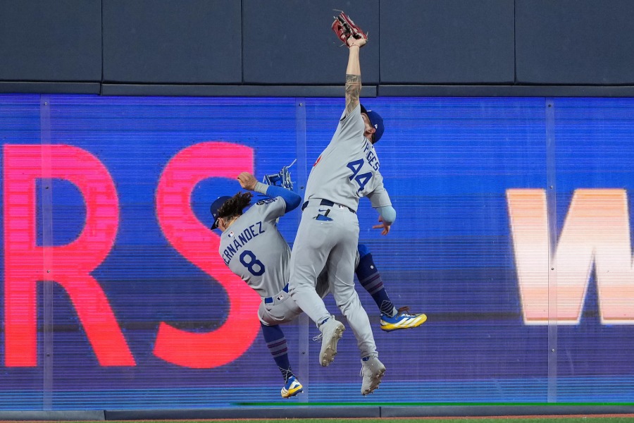 9回の守備で激突したドジャースのエンリケ・ヘルナンデス（左）とアンディ・パヘス【写真：ロイター】