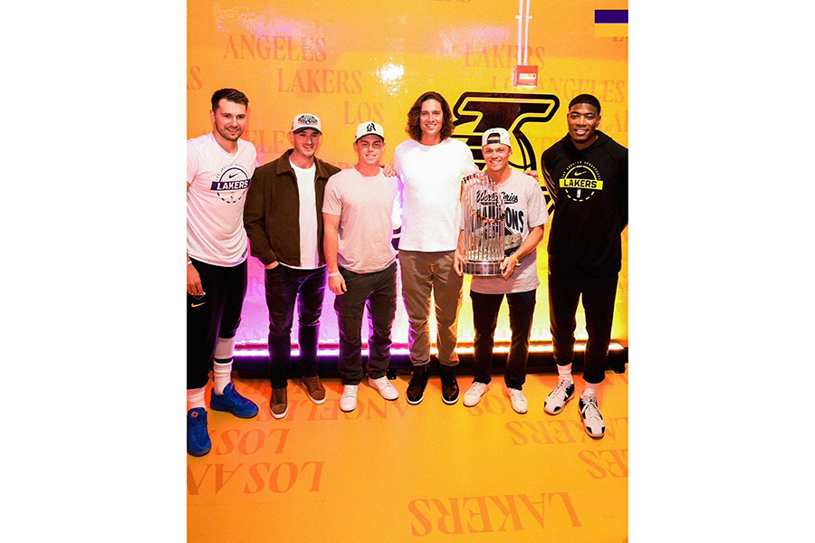 レイカーズ・八村塁(右)と撮影するドジャースナイン【写真提供:ドジャース】