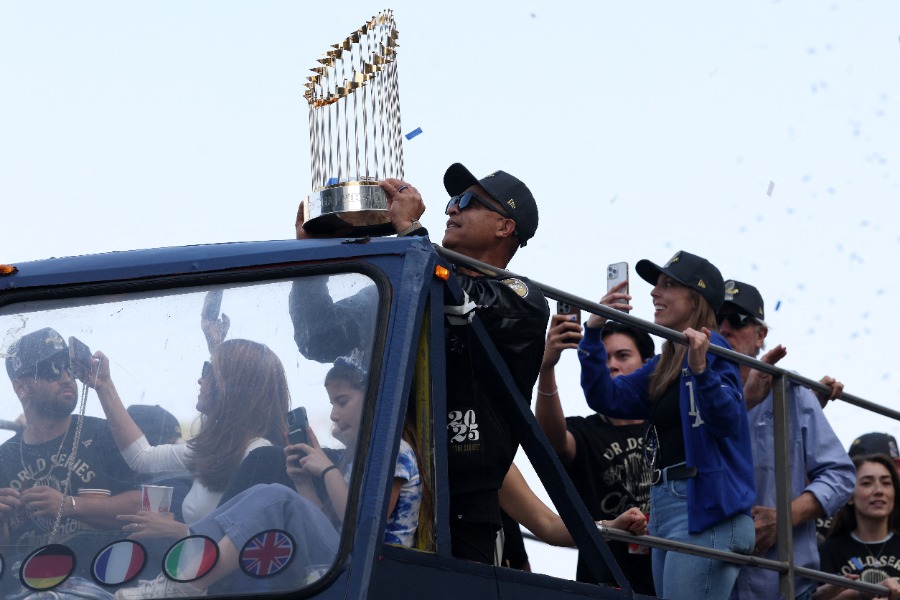パレードに参加したドジャースのデーブ・ロバーツ監督【写真:ロイター】