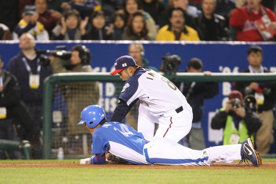 WBC韓国戦で失策した今江敏晃氏【写真提供：産経新聞社】