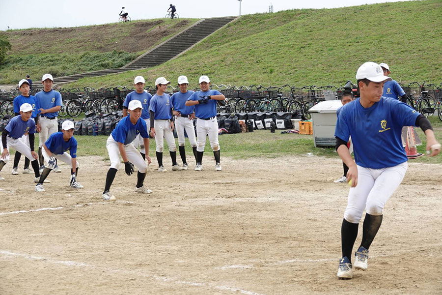 走塁練習をする門真ビックドリームスナイン【写真：橋本健吾】