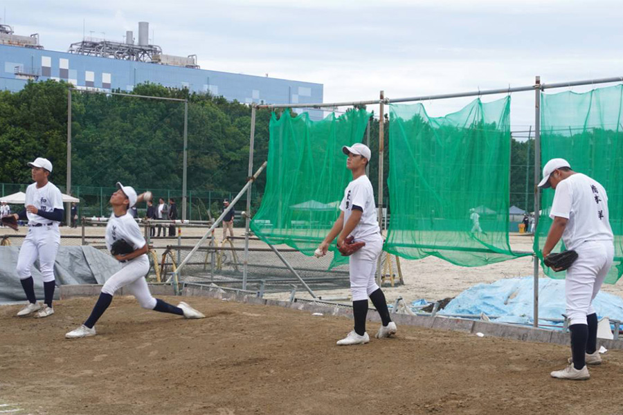 東海中央ボーイズの投球練習の様子【写真：尾辻剛】