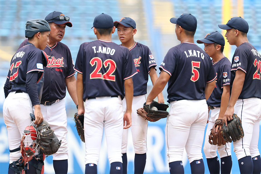 “全国2冠”を達成した東海中央ボーイズナインと竹脇賢二監督（左から2人目）【写真：加治屋友輝】