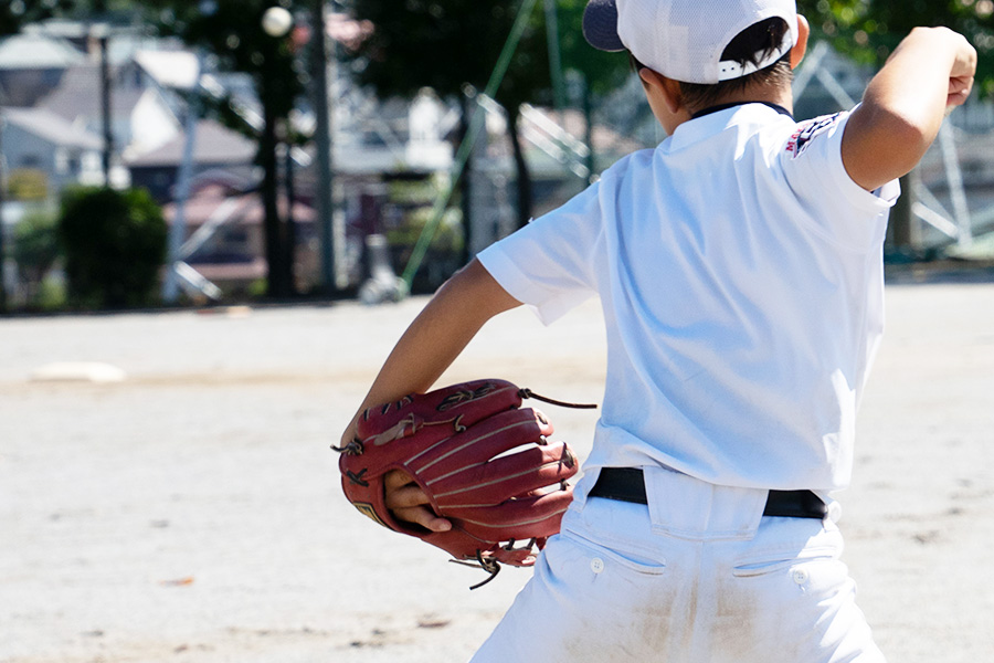 球速アップに重要な「グラブ側の引きつけ動作」を鍛える方法は（写真はイメージ）
