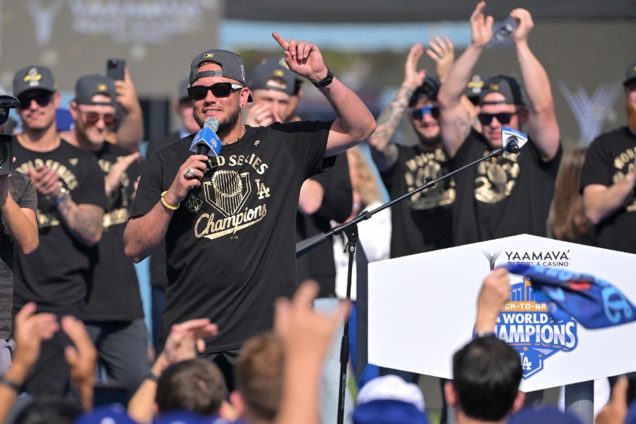 スピーチを行ったドジャースのミゲル・ロハス【写真：ロイター】