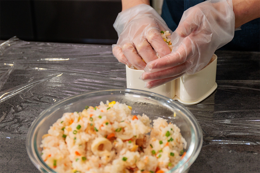 コンビニの上手な活用など負担を減らす工夫も有効だ（写真はイメージ）