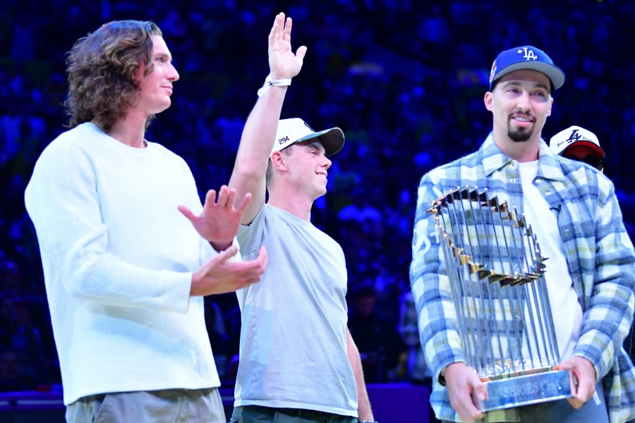 レイカーズの試合に登場したドジャースのタイラー・グラスノー、ウィル・スミス、ブレイク・スネル（左から）【写真：ロイター】