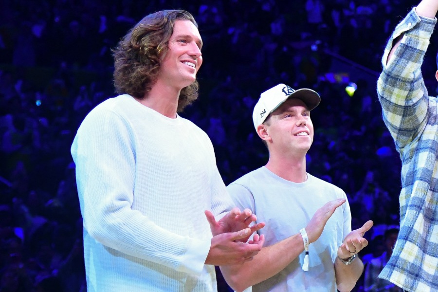 NBAレイカーズの試合会場を訪れたドジャースのタイラー・グラスノー【写真：ロイター】