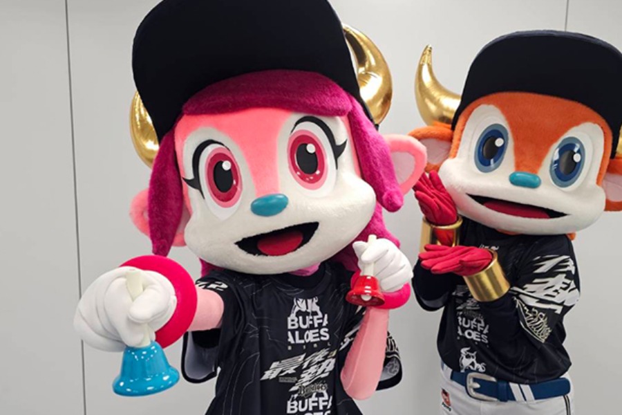 ハンドベルを持つバファローベル（左）とバファローブル【写真：球団提供】