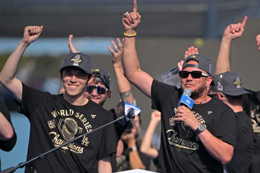 パレードに参加したドジャース・佐々木朗希とミゲル・ロハス【写真：ロイター】