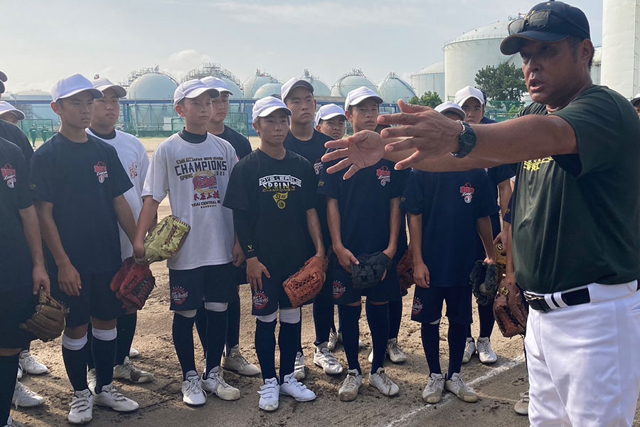 選手を指導する東海中央ボーイズ・竹脇賢二監督（右端）【写真：編集部】
