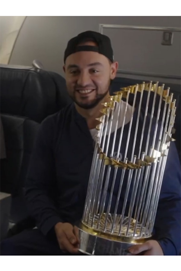 トロフィーを持って喜ぶコンフォート【写真提供：ドジャース】