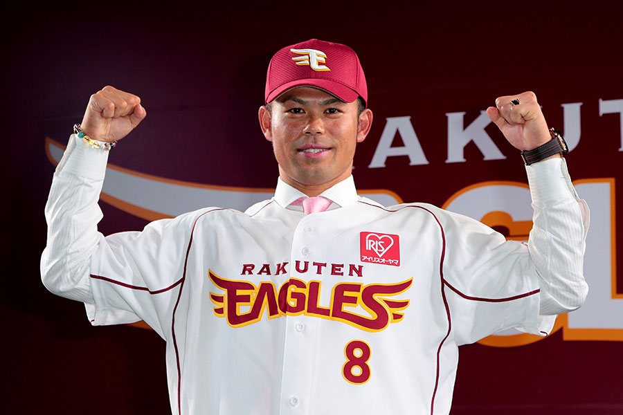 楽天入団会見に出席した今江敏晃氏【写真提供：産経新聞社】