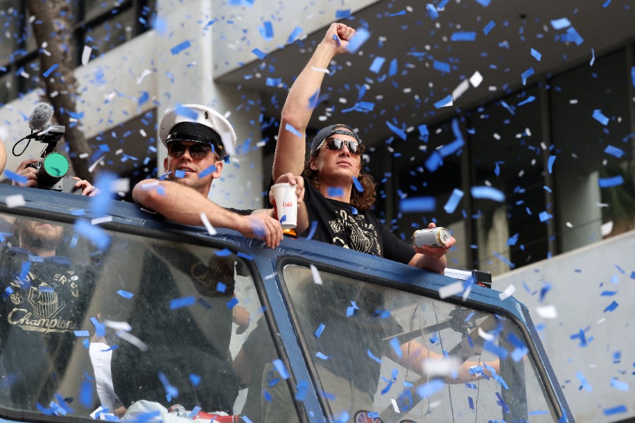 優勝パレードを行ったドジャースナイン【写真：ロイター】