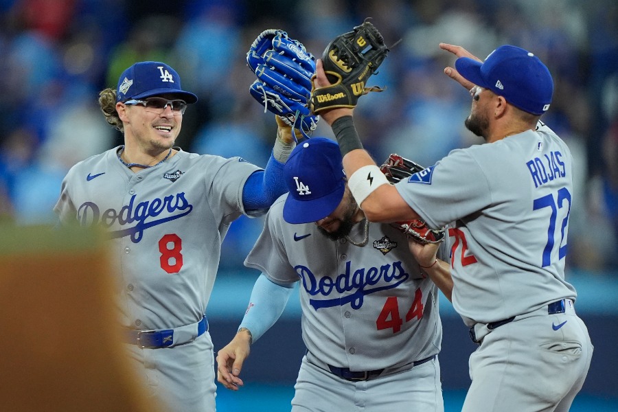 ドジャースのエンリケ・ヘルナンデス（左）とミゲル・ロハス【写真：ロイター】