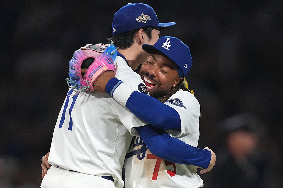 ドジャースから退団となったジャスティン・ディーン（右）【写真：ロイター】