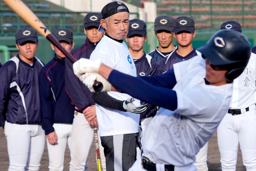 高校生に指導するイチロー氏【写真：代表撮影】