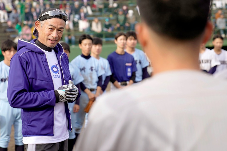高校生たちを指導するイチロー氏【写真:代表撮影】