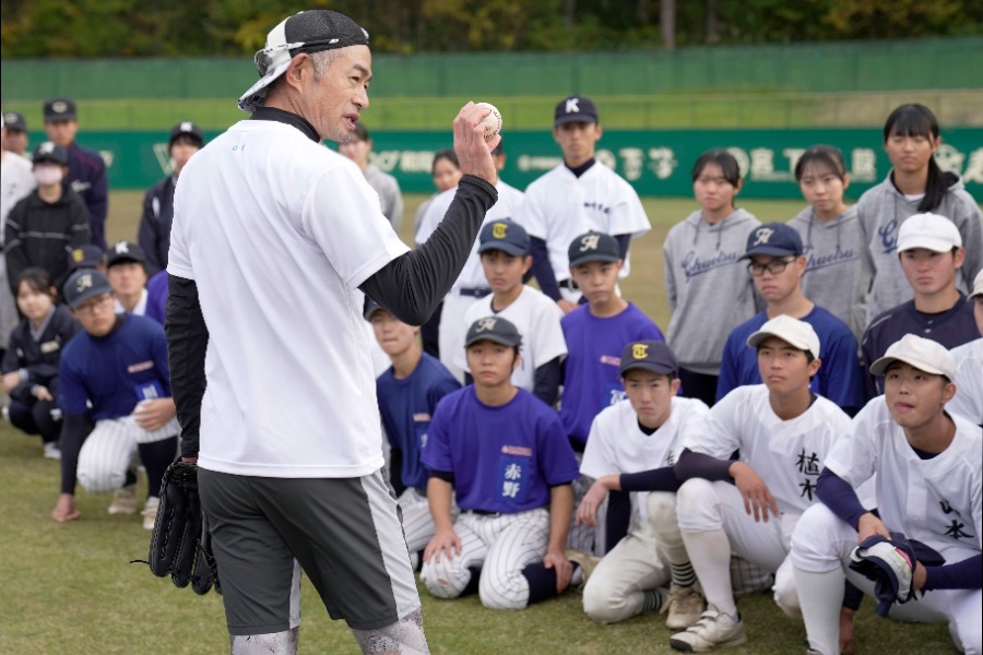 高校生たちを指導するイチロー氏【写真：代表撮影】