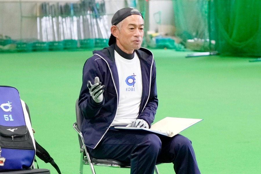 野球部員に話をするイチロー氏【写真：代表撮影】