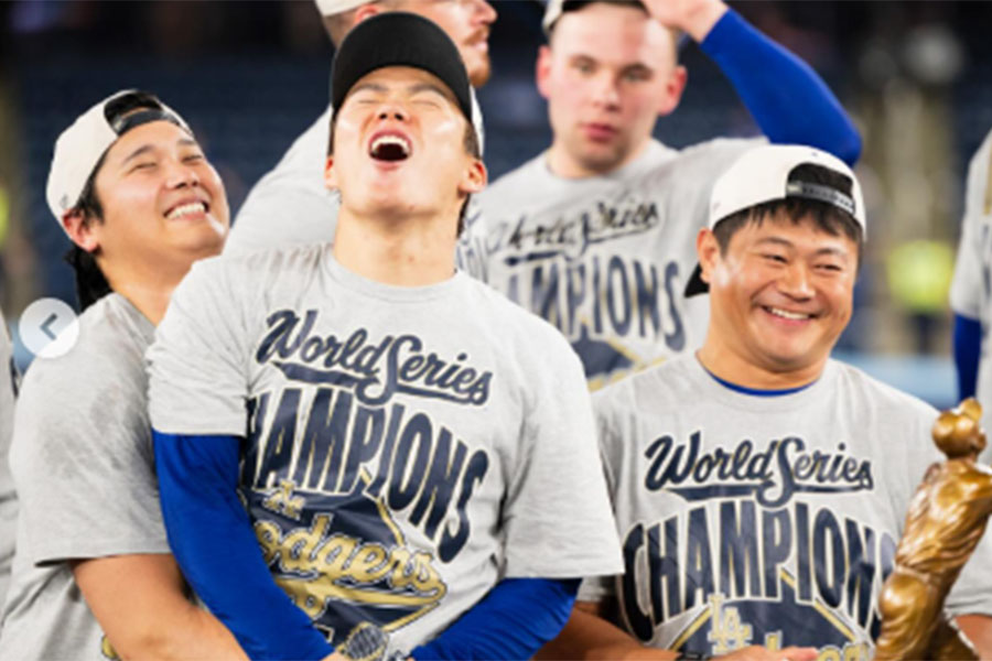 ドジャース・山本由伸（右）を抱き上げる大谷翔平【写真提供：ロサンゼルス ドジャース/キャリー・ジョルダーノ】