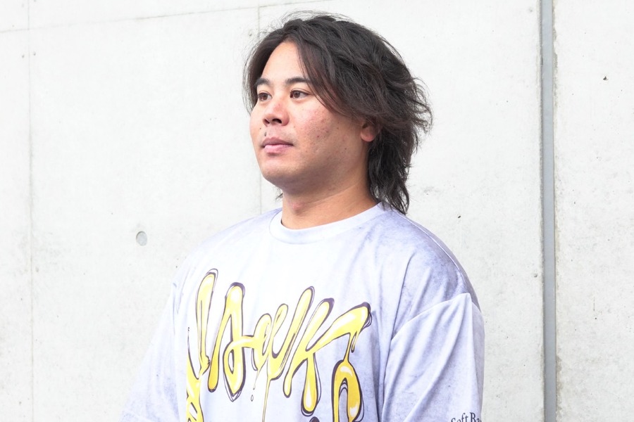 取材に応じるソフトバンク・浜口遥大【写真：竹村岳】