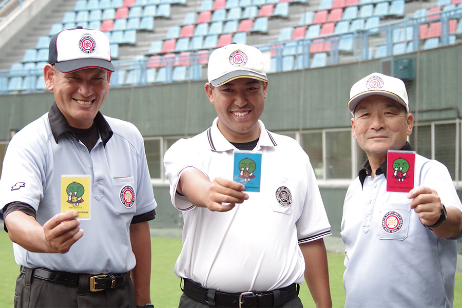 3色の「すだちくんカード」を持つ徳島県軟連の審判員【写真：喜岡桜】