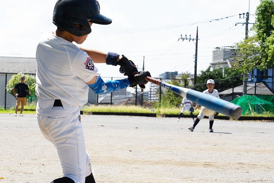 小学生で覚えたい体とバットの理想の角度とは（写真はイメージ）