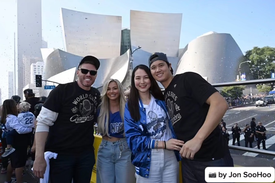 スーフー氏が公開した大谷夫妻とフリーマン夫妻【写真提供：ジョン・スーフー/ドジャース（投稿をスクリーンショット）】