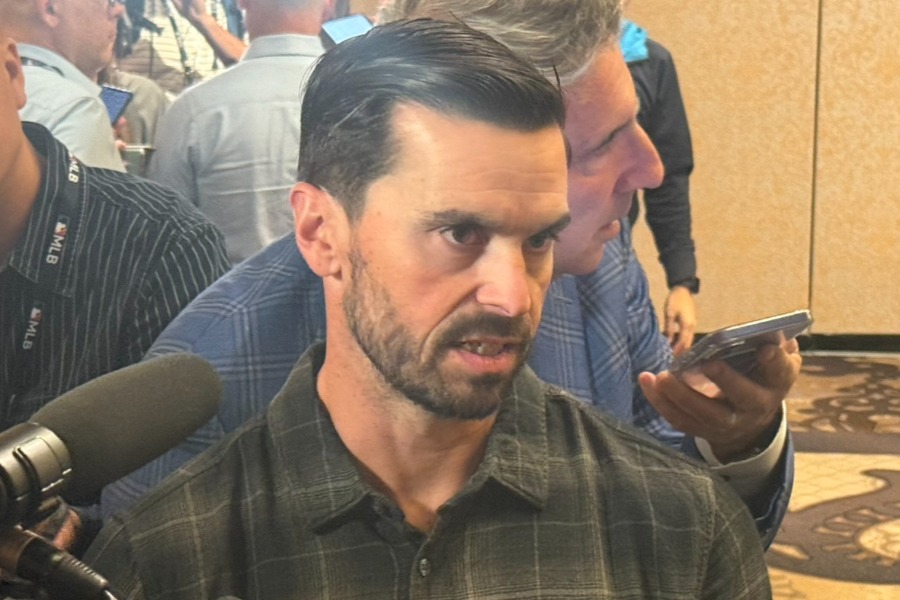 取材に応じるドジャースGMのブランドン・ゴームス【写真：上野明洸】