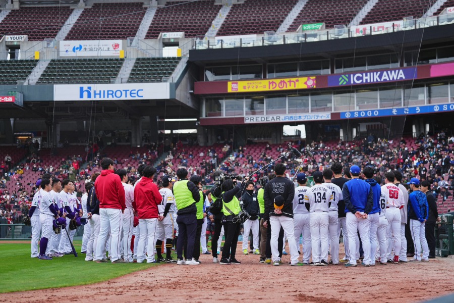 マツダスタジアムに集まるトライアウト参加メンバー【写真：小林靖】