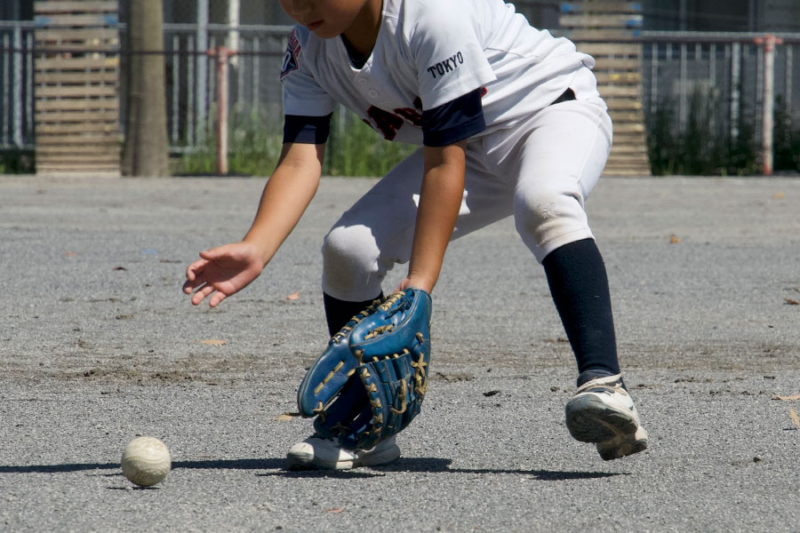 ゴロ捕球がうまくなる“片手”ドリルとは（写真はイメージ）