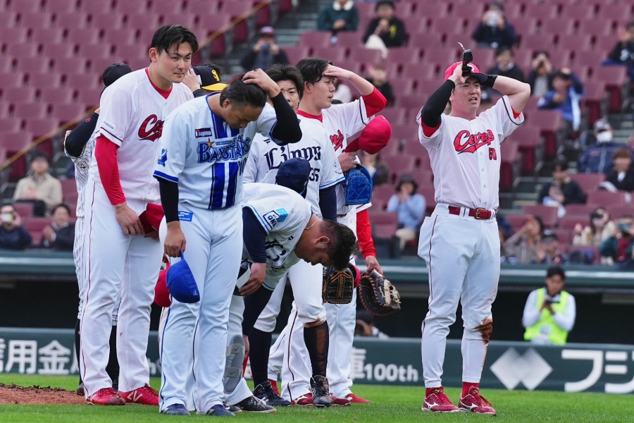 ファンに挨拶するトライアウト参加メンバー【写真：小林靖】