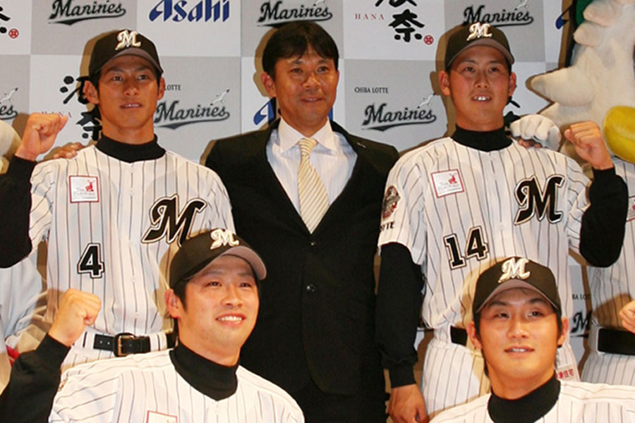 ロッテ新入団選手発表会に出席した荻野貴司氏（後列左から1人目）【写真提供：産経新聞社】