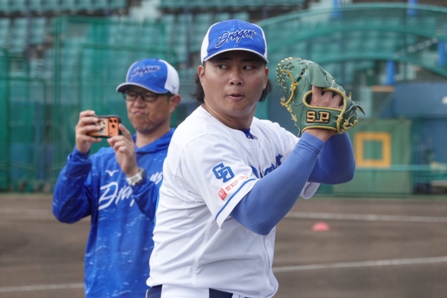 秋季キャンプの練習に励む中日・近藤廉【写真:木村竜也】