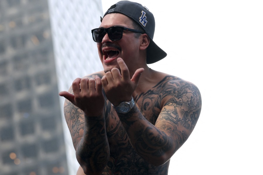 パレードに参加したドジャースのアンソニー・バンダ【写真:ロイター】