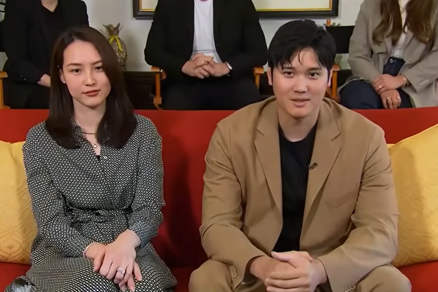 昨年、番組に出演したドジャース・大谷翔平（右）と真美子夫人【写真：MLB NetworkのYouTubeより】