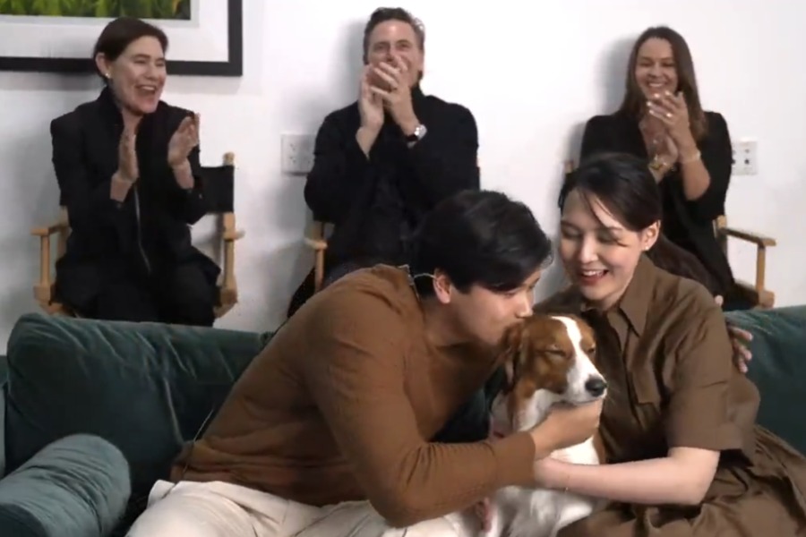 MVP受賞を喜ぶドジャース・大谷翔平（左）と真美子夫人、デコピン【写真：MLB Networkより】