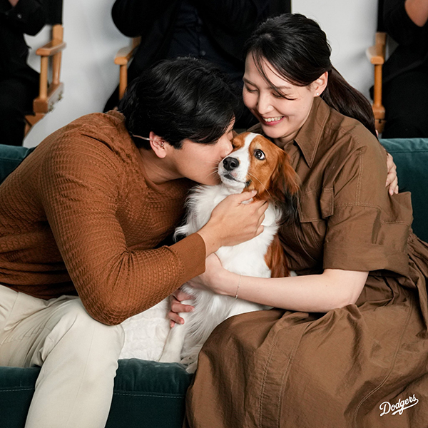 MVPを受賞しデコピンにキスをするドジャース・大谷翔平【写真提供：ドジャース】