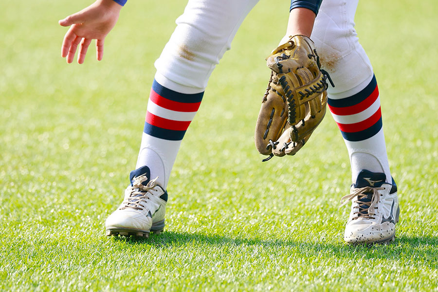 ゴロ捕球の基本が身につく「おへそ」の意識とは(写真はイメージ)