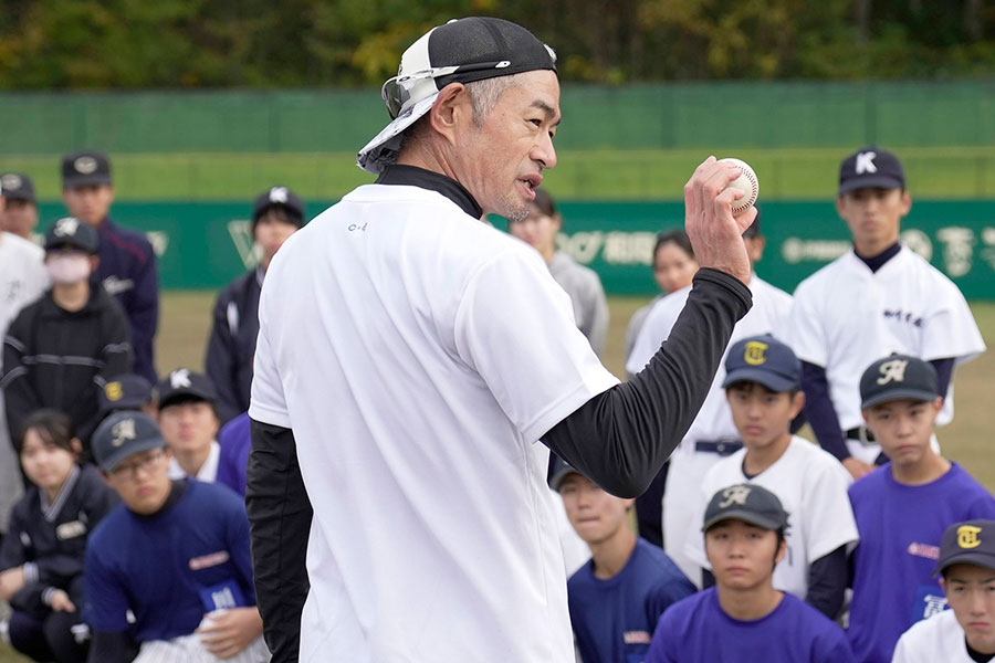 高校生を指導するイチロー氏【写真:代表撮影】