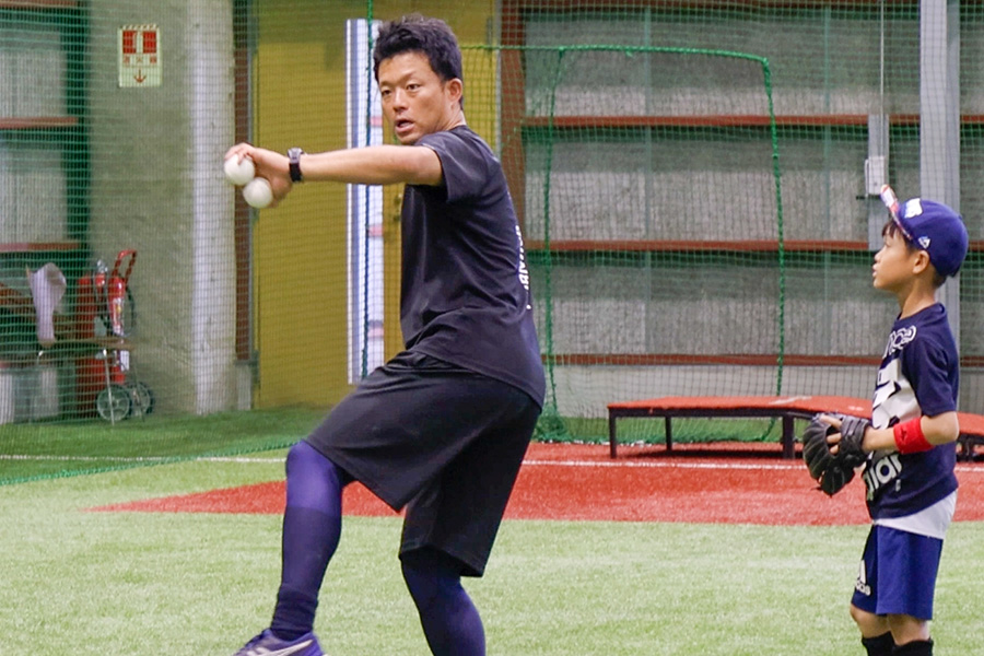 小学生に指導をする大引啓次氏(2024年)【写真:伊藤賢汰】