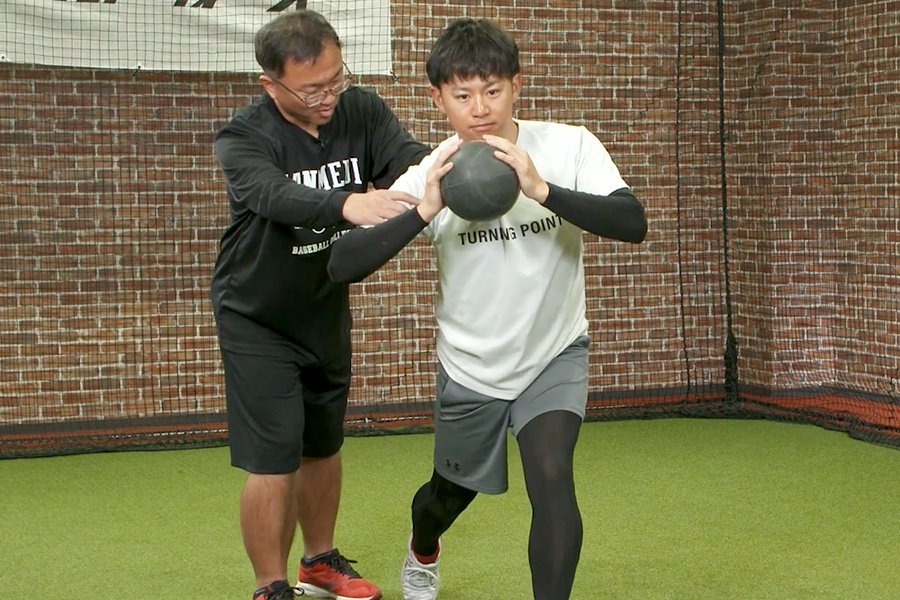 関メディベースボール学院の藤田真悟トレーナー(左)【写真:編集部】