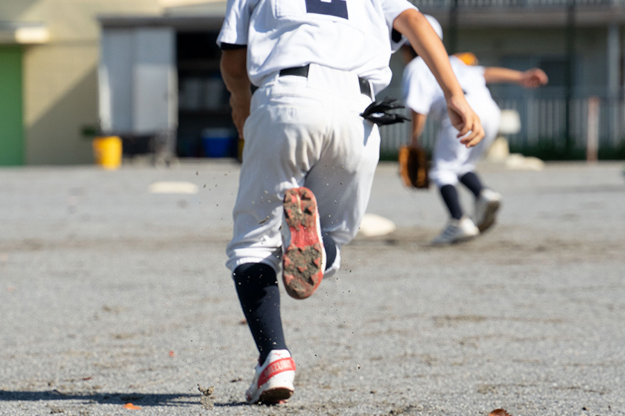 塁間を速く走るために鍛えたい部位とは(写真はイメージ)