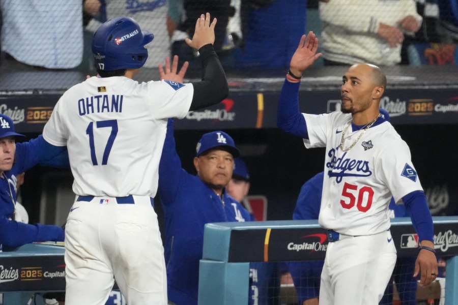 ドジャース・大谷翔平（左）とムーキー・ベッツ【写真：ロイター】