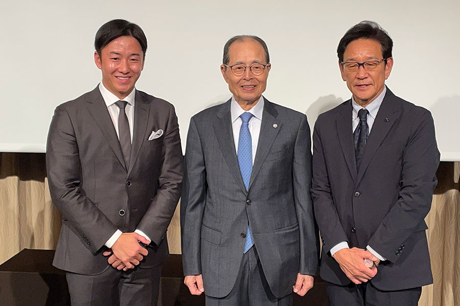 全日本野球サミットに登壇した斎藤佑樹氏、王貞治氏、栗山英樹氏（左から）【写真：高橋幸司】