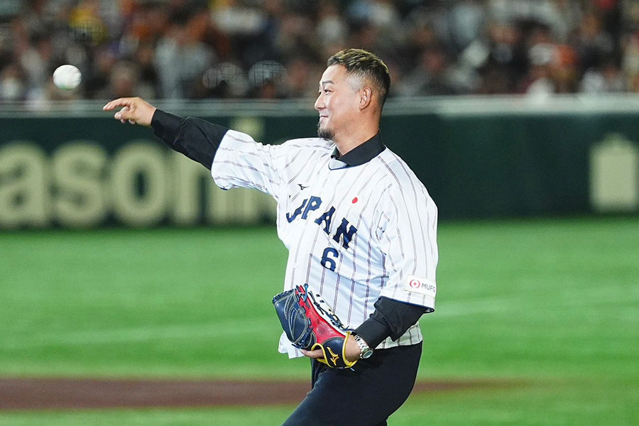 始球式に登場した中田翔氏【写真：小林靖】