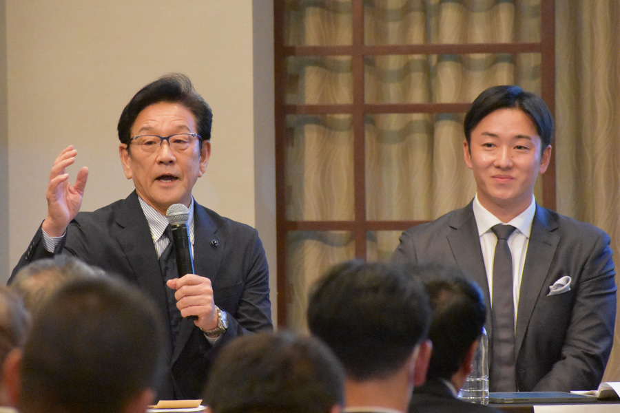 全日本野球サミットで登壇した栗山英樹氏(左)と斎藤佑樹氏【写真:高橋幸司】